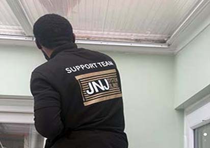 JNJ installer cleaning blinds