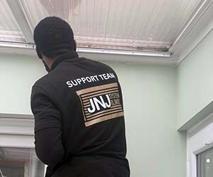 JNJ installer at work
